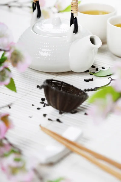 中国茶具和粉红色的樱花花 — 图库照片