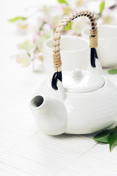 Chinese Tea Set and pink sakura blossom — Stock Photo, Image