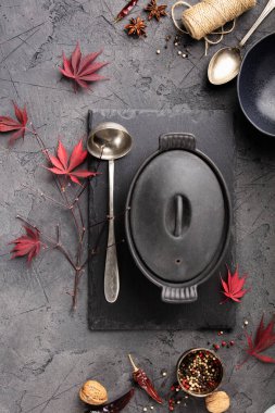 Klasik gümüşlerin, seramik yemek takımlarının, çeşitli baharatların, otların, kaba tuzların, biberlerin, kurutulmuş biberlerin, yıldız anasonlarının, fındıkların, doğal sicimin, yeşilliğin, eğreltiotu yapraklarının ve sonbahardan esinlenilmiş eğreltiotu yapraklarının yer aldığı tam bir köy mutfağı kompozisyonları koleksiyonu. 