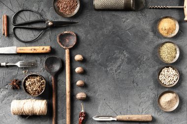 Eskimiş mutfak gereçleri, otlar ve baharatlar karanlık taş bir yüzeye dizilmiş ve yazı için boşluk bırakılmış. Yemek pişirmek, yemek tarifleri ya da kırsal yemek tasarımı için ideal..