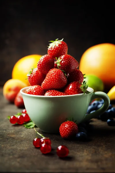 Morango fresco e frutas — Fotografia de Stock