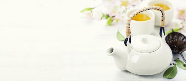 Çin çay seti ve pembe sakura çiçeği.