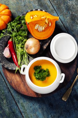 Taze malzemelerle balkabağı çorbası