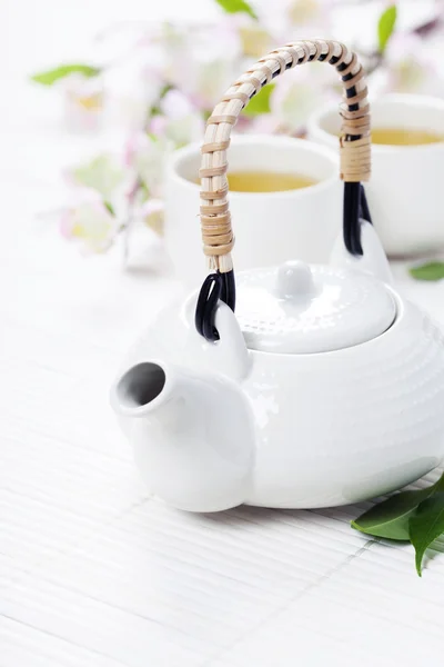 Çin çay seti ve pembe sakura çiçeği. — Stok fotoğraf