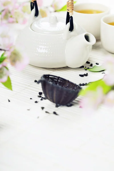 Set de té chino y flor de sakura rosa — Foto de Stock