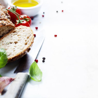 Ekmek, domates, fesleğen, zeytinyağı