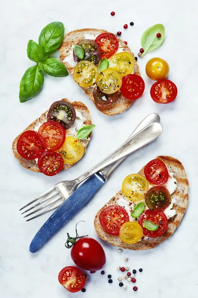 Sandwiches de tomate y albahaca —  Fotos de Stock