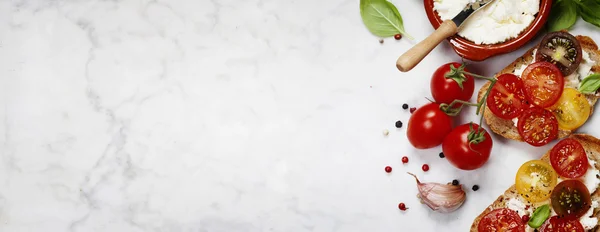 Sandwiches mit Tomaten und Basilikum — Stockfoto