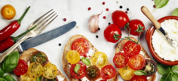 Tomato and basil sandwiches — Stock Photo, Image