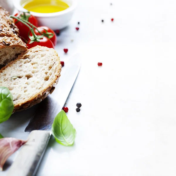 Bread, tomato, basil and olive oil — Stock Photo, Image