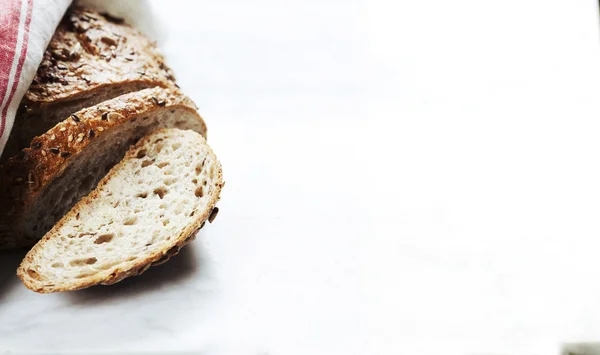 Frisch gebackenes traditionelles Brot — Stockfoto