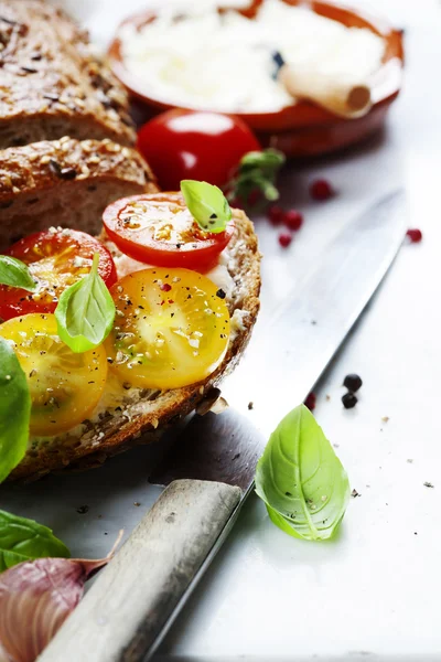 Leckeres Sandwich mit Tomatenscheiben und Basilikum — Stockfoto