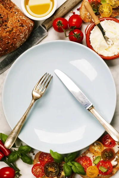 Tomato and basil sandwiches — Stock Photo, Image