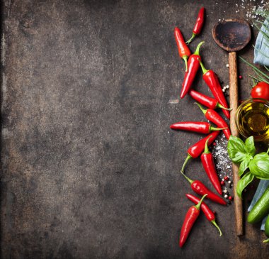 Tahta kaşık ve malzemelerin üzerine eski arka plan