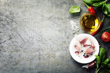 Tahta kaşık ve malzemelerin üzerine eski arka plan