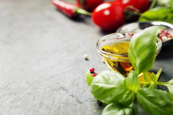 Cuchara de madera e ingredientes sobre fondo viejo — Foto de Stock