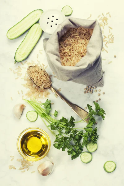 Arroz integral y verduras frescas crudas — Foto de Stock