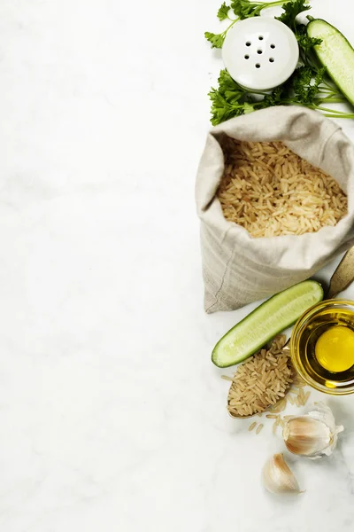 Brown rice and raw fresh vegetables — Stock Photo, Image