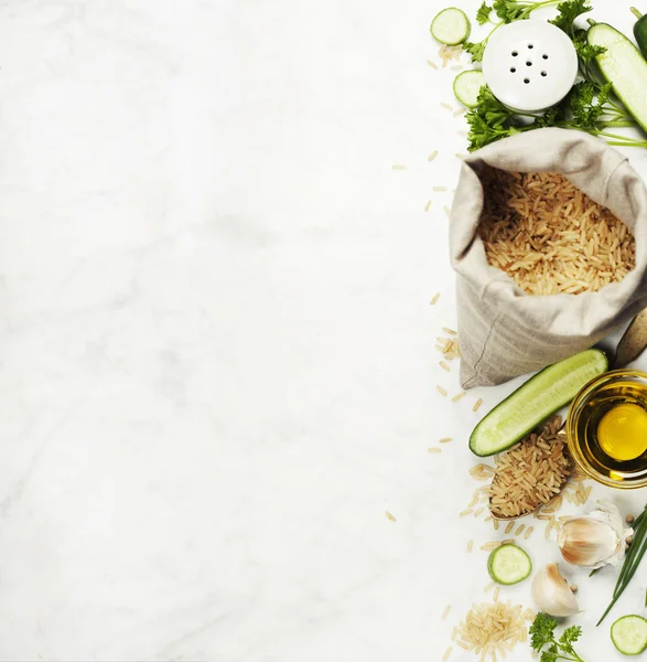 Arroz integral y verduras frescas crudas — Foto de Stock