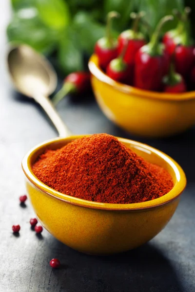 Papryka w misce i hot chili peppers — Zdjęcie stockowe