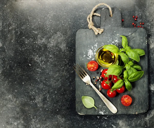 Vintage snijplank en verse ingrediënten — Stockfoto