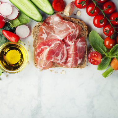 Dilim kepekli ekmek ve sağlıklı gıda