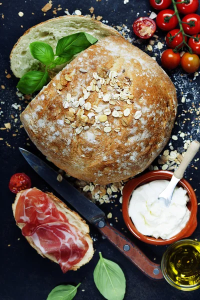 Hausgemachtes Brot und Gemüse — Stockfoto