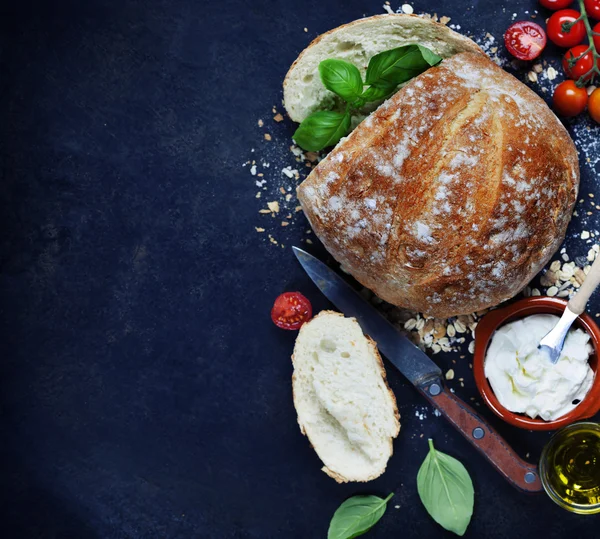 Домашний хлеб и овощи — стоковое фото