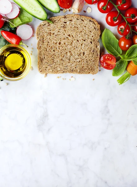 Шматочок цілого пшеничного хліба та здорової їжі — стокове фото