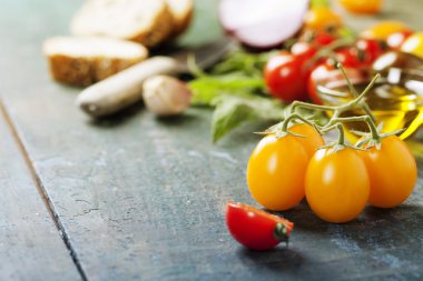 Domates ve fesleğen sandviç malzemeler ile