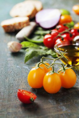 Domates ve fesleğen sandviç malzemeler ile