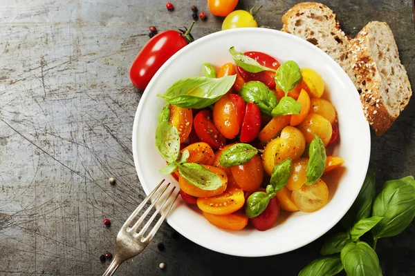 Tomat segar dengan daun kemangi dalam mangkuk — Stok Foto