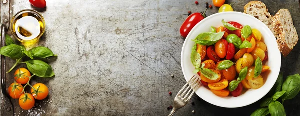 그릇에 신선한 토마토와 바 질 잎 — 스톡 사진