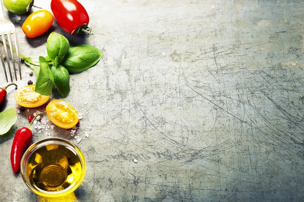 Fresh organic vegetables on rustic background — Stock Photo, Image