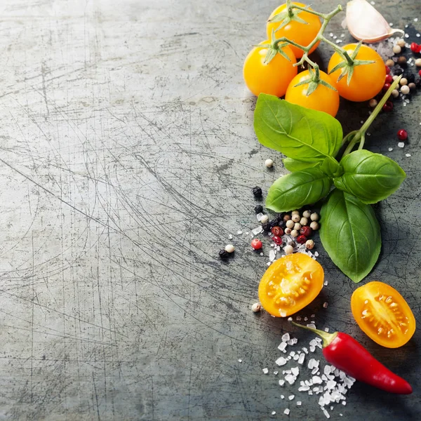 Verduras orgánicas frescas sobre fondo rústico — Foto de Stock