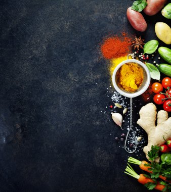 Koyu arka plan üzerinde taze malzemeler