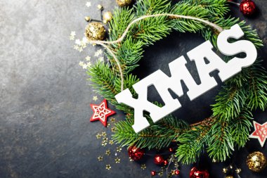 Noel kompozisyon koyu arka plan üzerinde