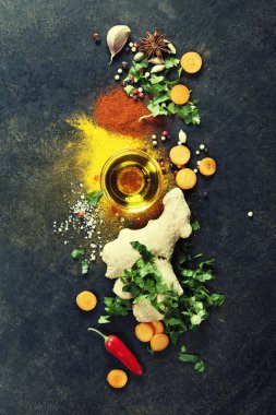 Koyu arka plan üzerinde taze malzemeler