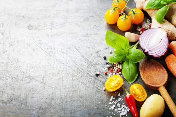 Colher de madeira e legumes orgânicos frescos no fundo velho — Fotografia de Stock