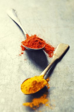 kaşık ile baharat