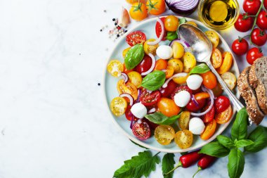 hojas de tomate con albahaca en un recipie 