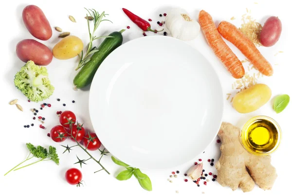 Verduras alrededor de plato blanco vacío —  Fotos de Stock