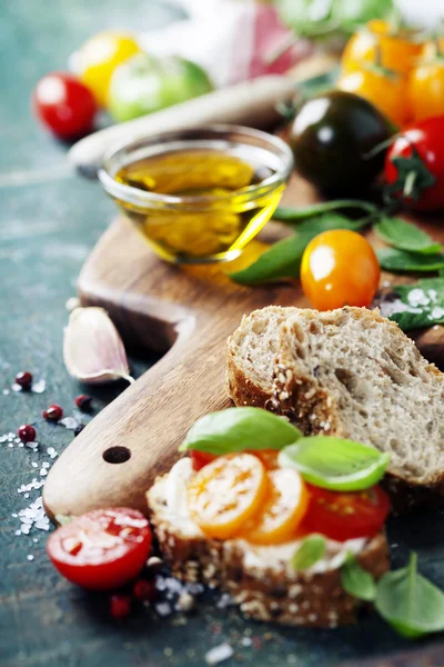 Tomato and basil sandwiches with ingredients — Stock Photo, Image