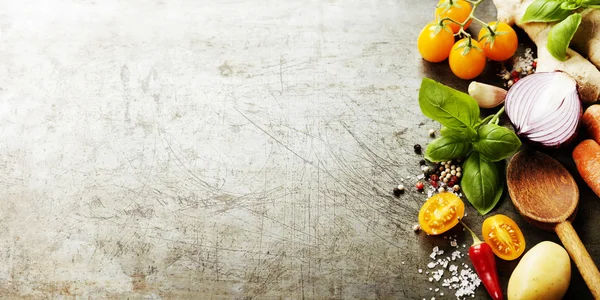 Colher de madeira e legumes orgânicos frescos no fundo velho — Fotografia de Stock