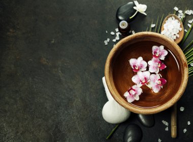 Çiçekler yüzen ile spa arka plan