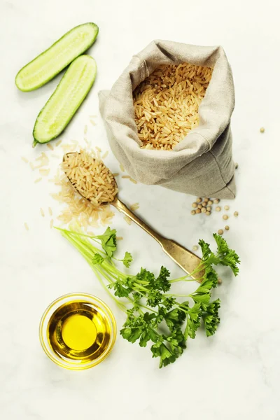 Arroz integral y verduras frescas crudas — Foto de Stock