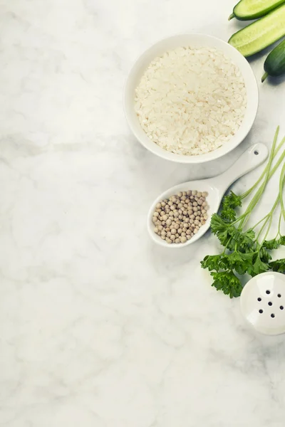 Arroz y verduras frescas crudas — Foto de Stock