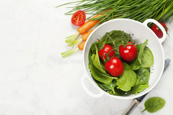 Verduras de jardín orgánicas frescas en colador —  Fotos de Stock