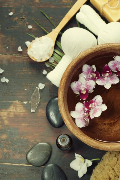 Spa achtergrond met drijvende bloemen — Stockfoto