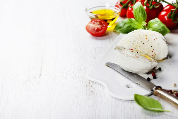 Mussarela, tomates cereja orgânicos e manjericão fresco — Fotografia de Stock